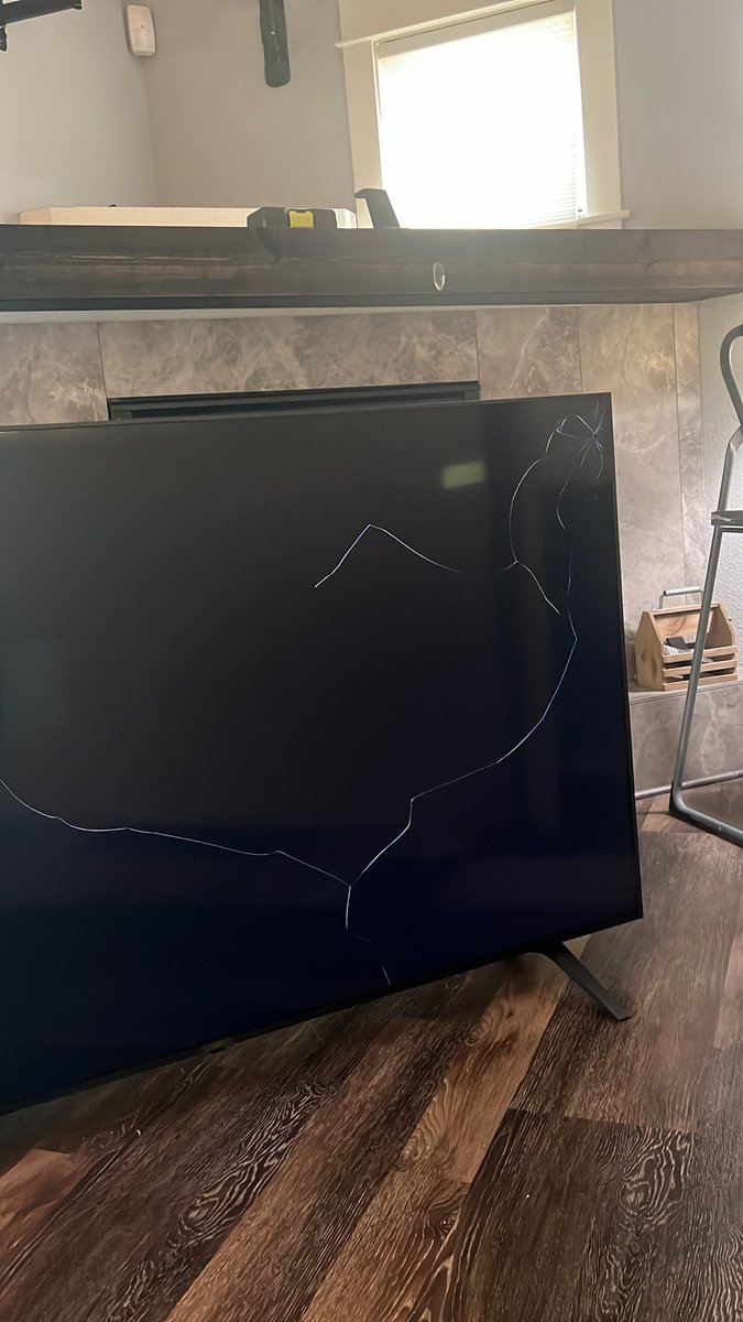 mathmaniackris's tweet photo. Glass on the front is not broken but it looks cracked. I don’t feel like this is because it was loaded incorrectly. https://t.co/1OTI1KOYCD