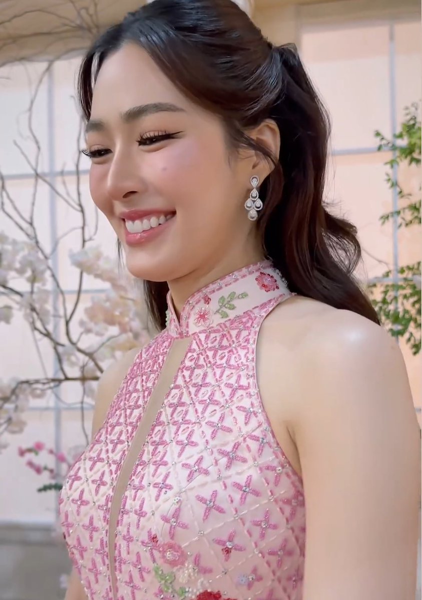 hlauvb's tweet photo. รอยยิ้มของคนที่โตมาท่ามกลางมวลดอกไม้🌸 https://t.co/j6V7j8KuCK