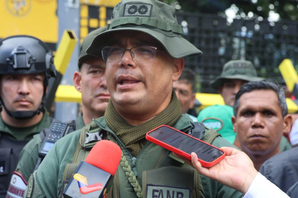 Somos Pueblo Valiente y Garantía de Paz! 

En unión cívico militar, desde  Aragua le damos nuestro respaldo y confianza a nuestro Pdte <a href="/NicolasMaduro/">Nicolás Maduro</a>! 

Aquí estamos los de ayer, hoy, mañana y siempre en DEFENSA DE LA PATRIA! 

Venceremos ❤️✨🇻🇪
<a href="/dcabellor/">Diosdado Cabello R</a> 
<a href="/PartidoPSUV/">PSUV</a>