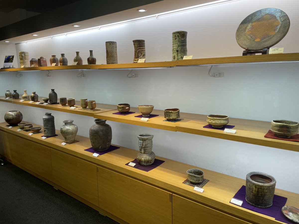 ujoyaki's tweet photo. 本日7月31日～8月6日(火)まで高島屋大阪店さん6階にて展示販売を行っております🌷
飛行機から降りた瞬間に暑さで溶けるかと思いましたが1週間元気にがんばります🫠笑
あ、今回も目玉商品持ってきておりますよ🤤✨️

#大阪 #高島屋 #津軽烏城焼 #自然釉 #世界最長の登り窯 https://t.co/PHCHWCqALG