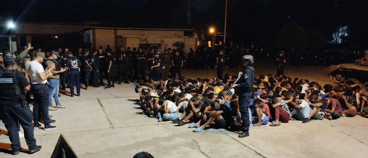 AndrewsAbreu's tweet photo. #URGENTE 09:30pm Son más de 40 jóvenes detenidos dentro del Fuerte Paramacay en #Naguanagua https://t.co/0YqfKA2h7J