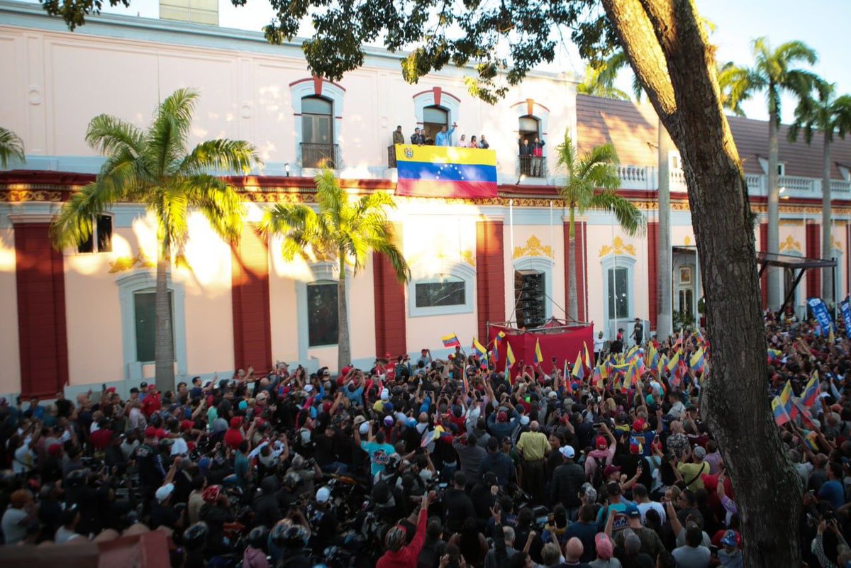 ErikaOSanoja's tweet photo. 📸 Algunas fotos desde la concentración de este martes en #Caracas, en apoyo al Pdte @NicolasMaduro. #Venezuela. https://t.co/ZEOHVtzQBN