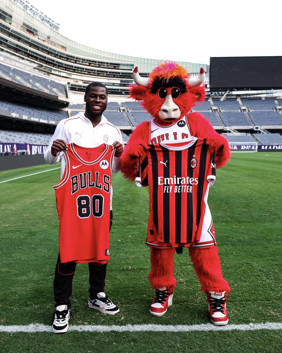chicagobulls's tweet photo. AC Milan 🤝 @BennyTheBull

Best of luck to @ACMilan in their friendly with Real Madrid right here in Chicago ❤️ https://t.co/0vwyeHZmpi