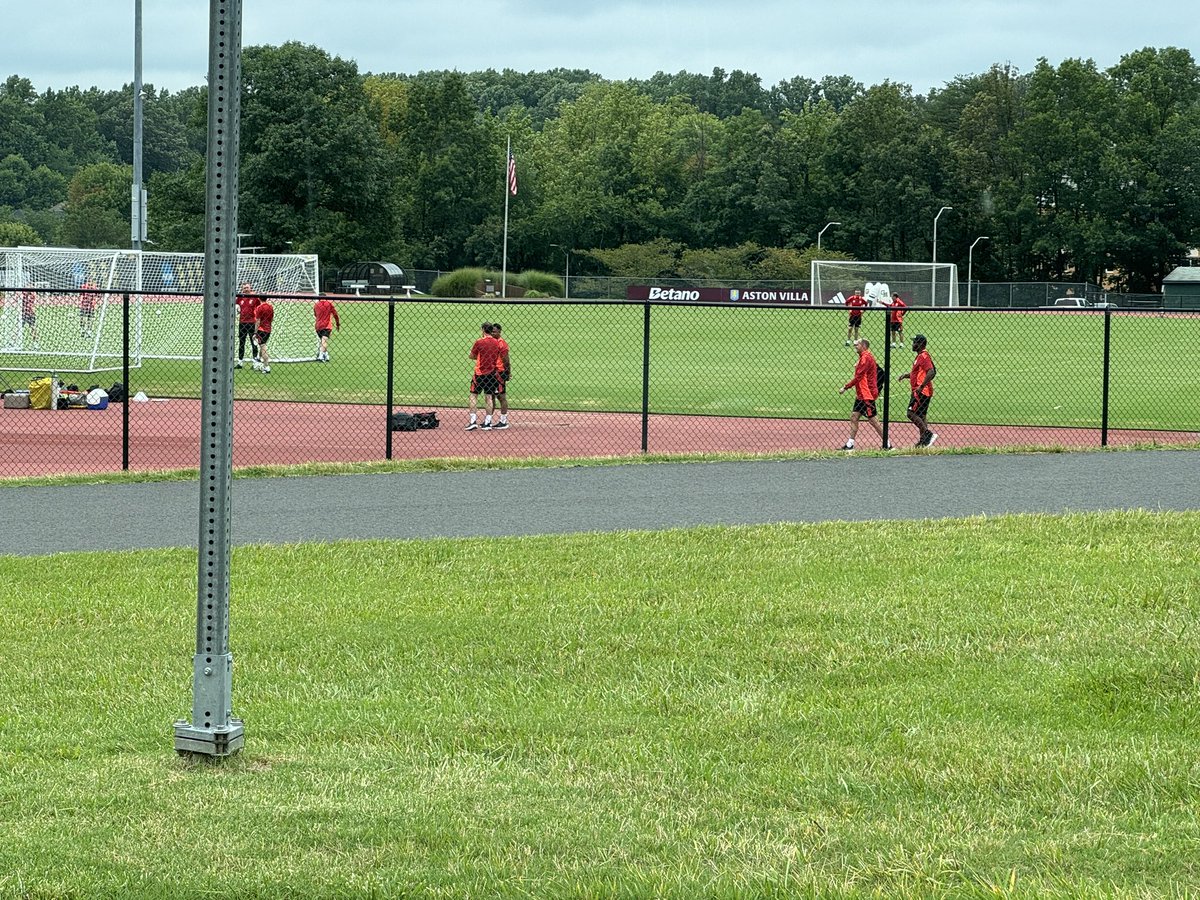 Deze week draaien we een camp in Fairfax, Virginia op de campus van George Mason University. We hebben bekend buren op het veld naast ons: Aston Villa!