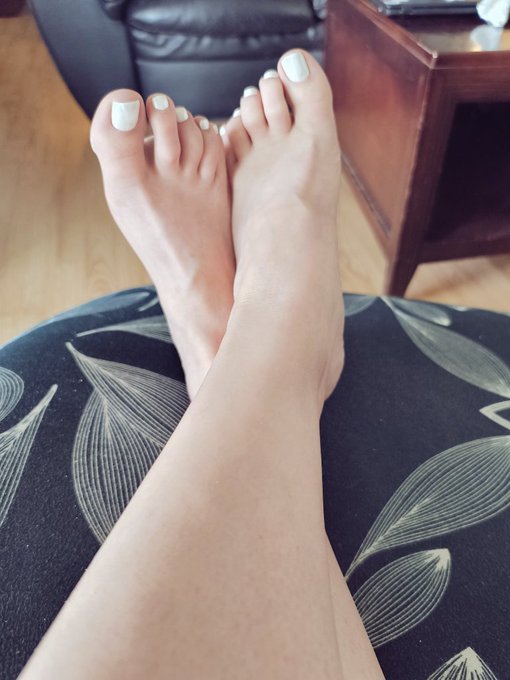 Fresh toes did 😜 I love this colour (pic not doing them justice). I also really enjoy the place that<a href="/tag/bossbitch"class="tags"><span>#bossbitch</span></a><a href="/tag/adhdlife"class="tags"><span>#adhdlife</span></a>