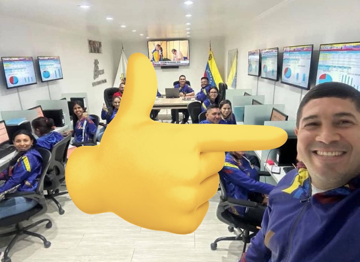 neoliberalover's tweet photo. 🚨| URGENTE 

#VenezuelaLibredeDictadura

El que tomó la selfie dentro del centro de cómputo donde se llevaba a cabo el conteo de votos en Venezuela 🇻🇪, fue secuestrado en su casa, sacado a la fuerza frente a su familia, había niños presentes.

Pero que tal la virtual presidenta electa de México, diciendo que no al intervencionismo, porque defiende infelices tiranos.