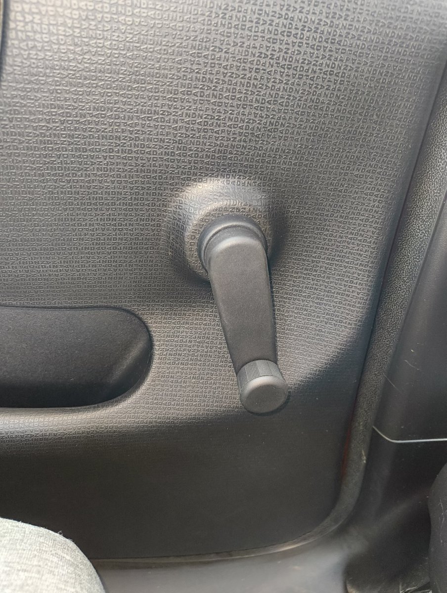 Die Tochter fragte, was das ist. Sie kennt bisher nur Ausstellfenster und elektrische Fensterheber...