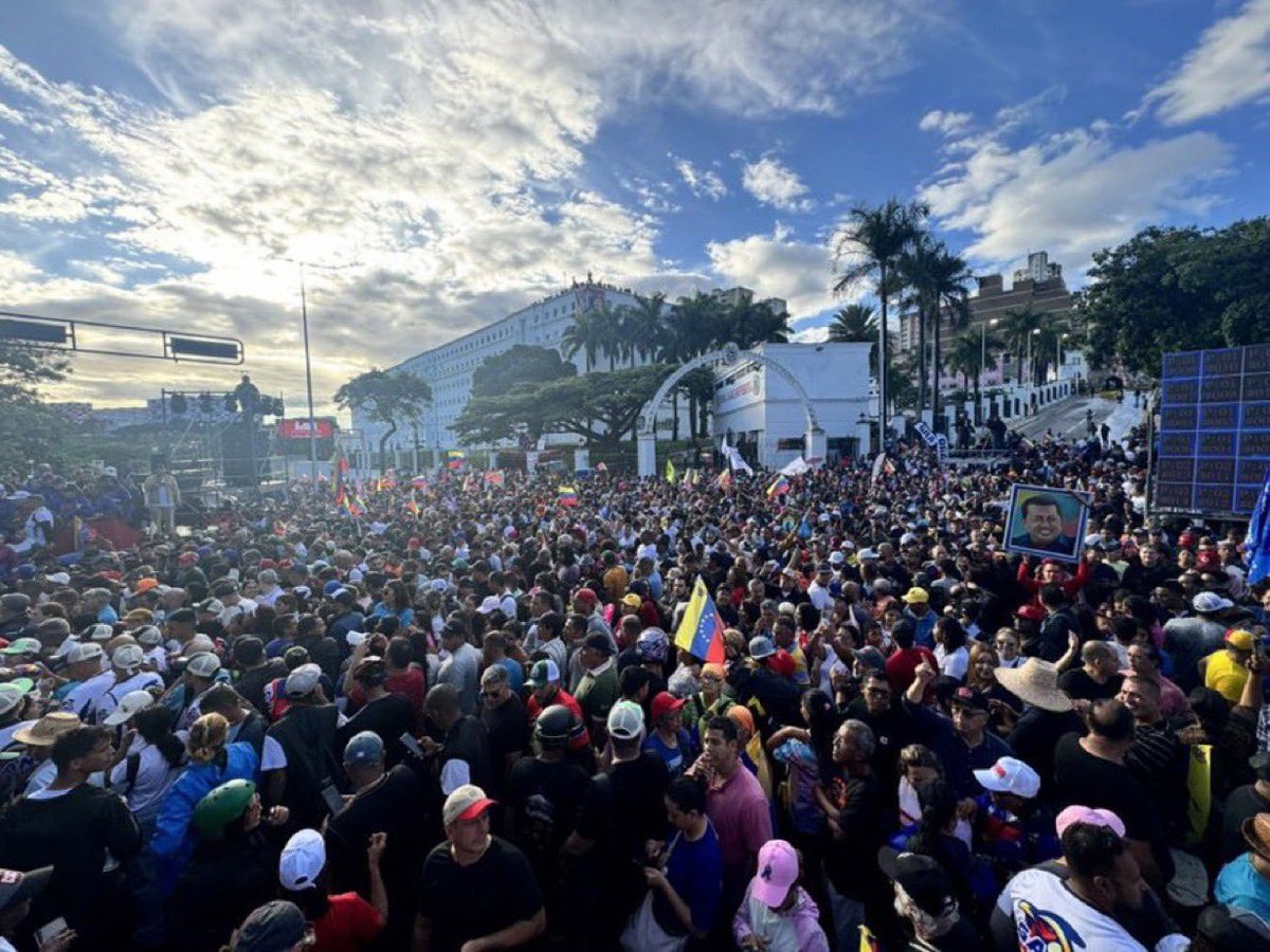 ErikaOSanoja's tweet photo. Pueblo chavista de #Venezuela a las puertas del Palacio de Miraflores.

#Caracas, #30Jul 5:45 p.m.

📸 @jacksonhinkle https://t.co/CvfCWnIMeS
