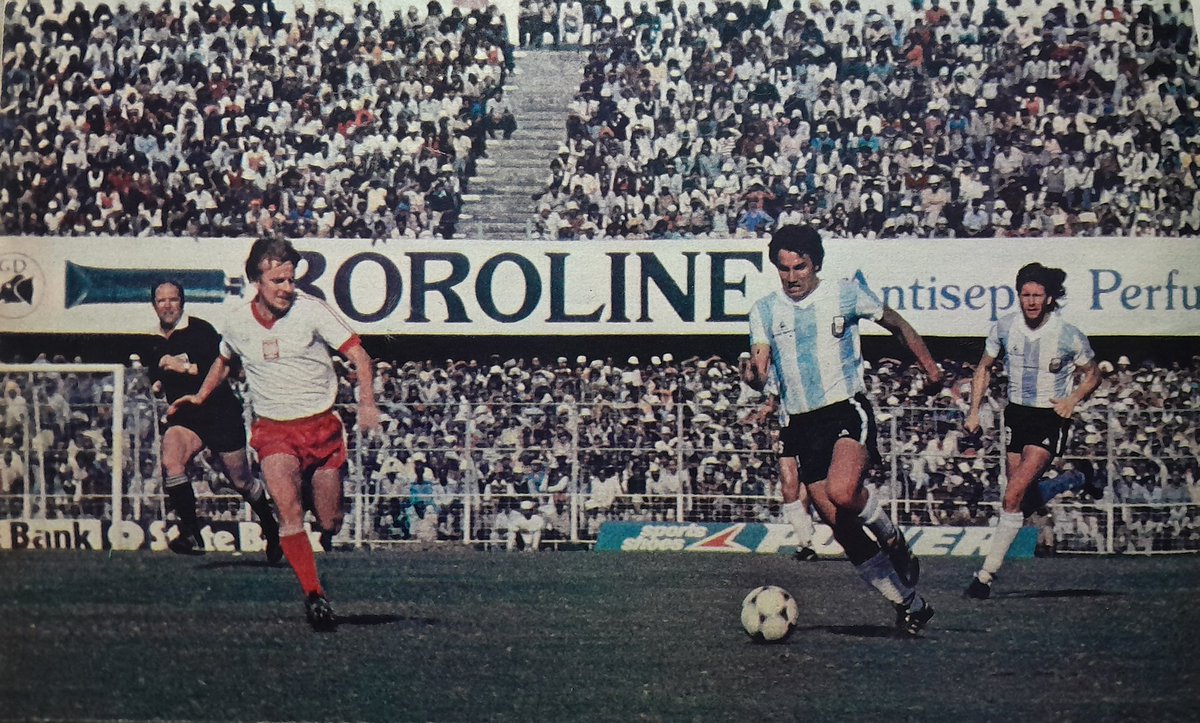 vintagefutboluy's tweet photo. Alberto "Beto" Márcico avanza vigilado por un polaco. Más atrás lejos corre Gareca. Copa Nehru 1984 en Calcuta India. 17/1/1984 🇦🇷1-1🇵🇱 #argentina #futbolargentino #betomarcico #futbol #futbolretro #football #classicfootball #vintage https://t.co/NhEho7VIaH