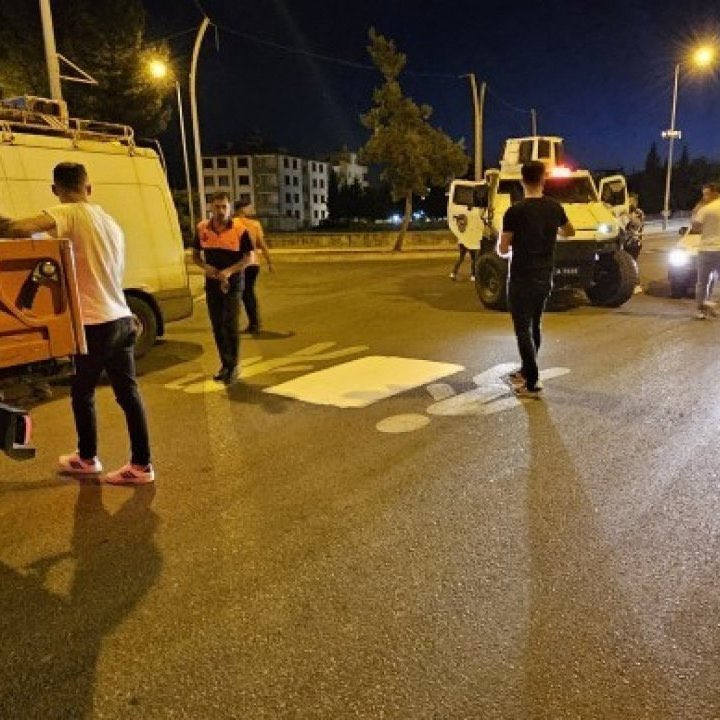 Türkiye Cumhuriyeti’nin tek resmi dili vardır, o da Türkçedir. İnatla, silinen sözde kürtçe yazıları tekrar yazmaya devam ederseniz kayyum atandığında enik gibi ağlamayacaksınız. Mağdur edebiyatı yapabilmek için malzeme üretmekten vazgeçin artık.