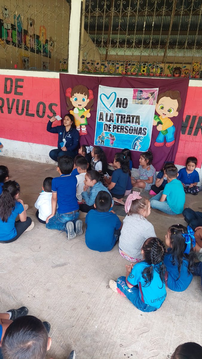📍#Poptún

🚐#PDHMóvil de #Poptún realizó jornada educativa y de promoción de #DDHH, dirigida a estudiantes de la Escuela de Párvulos Bo. El Porvenir, con el tema “No a la trata de personas”.

Más información👇
pdh.org.gt/comunicacion/n…