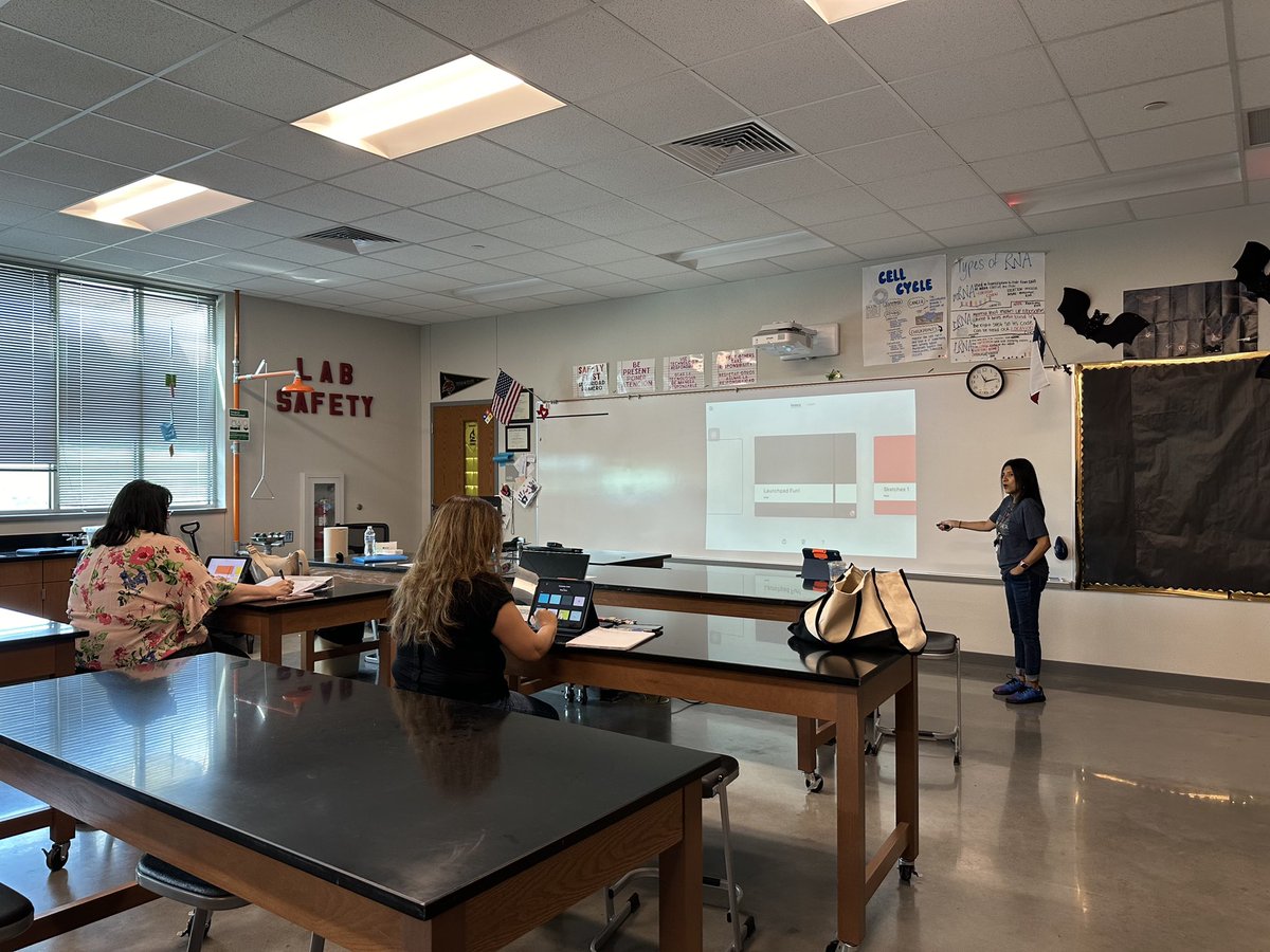 Proud presenter today at HaysCon with <a href="/QueenLaTeachaMZ/">Michelle Zuniga</a> <a href="/jacobtech/">Jacob Luévano </a> <a href="/HaysCISD/">Hays CISD</a> <a href="/pflugerfalcons/">Pfluger Elementary</a> <a href="/AppleEDU/">Apple Education</a> <a href="/hayscisdSTEM/">Hays CISD STEM</a> #AppleExperience 🍎🤖