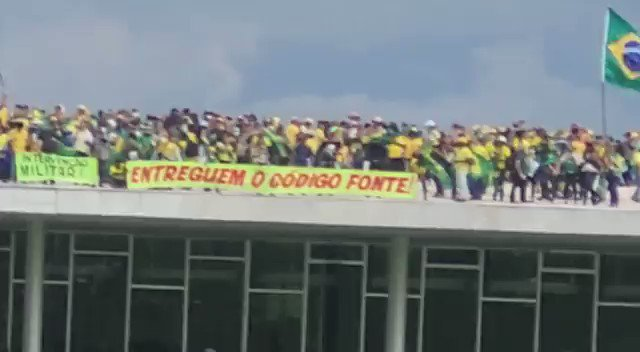 Roberto2030Nao's tweet photo. 2022 - 🇧🇷 Entreguem o código-fonte! 
2024 - 🇻🇪 Entreguem as atas!  

O padrão do golpe socialista nunca falha. https://t.co/6iTuzOHn4j
