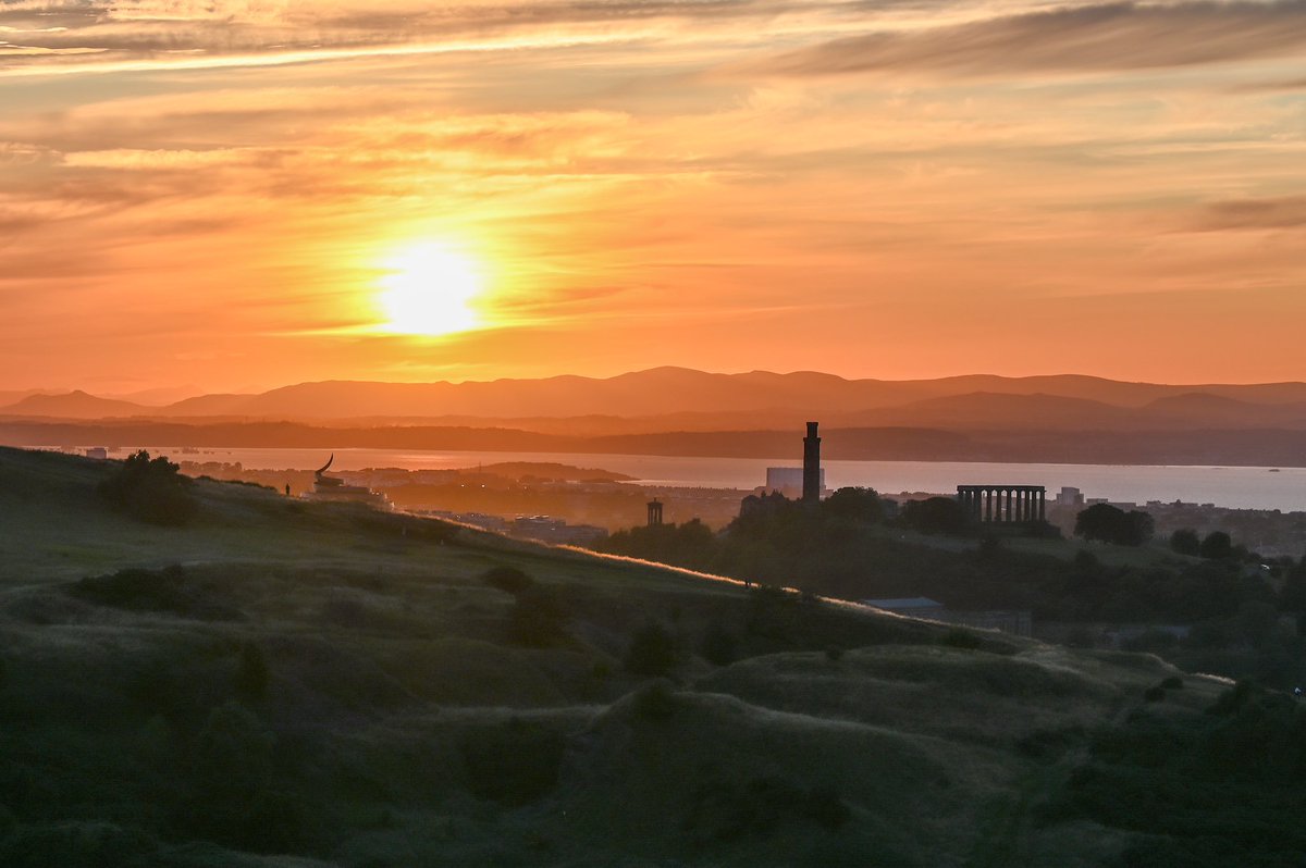 Tonight’s sunset over Edinburgh #sunset #sunsetphotography <a href="/StormHour/">#StormHour</a> #edinburgh #Nikon