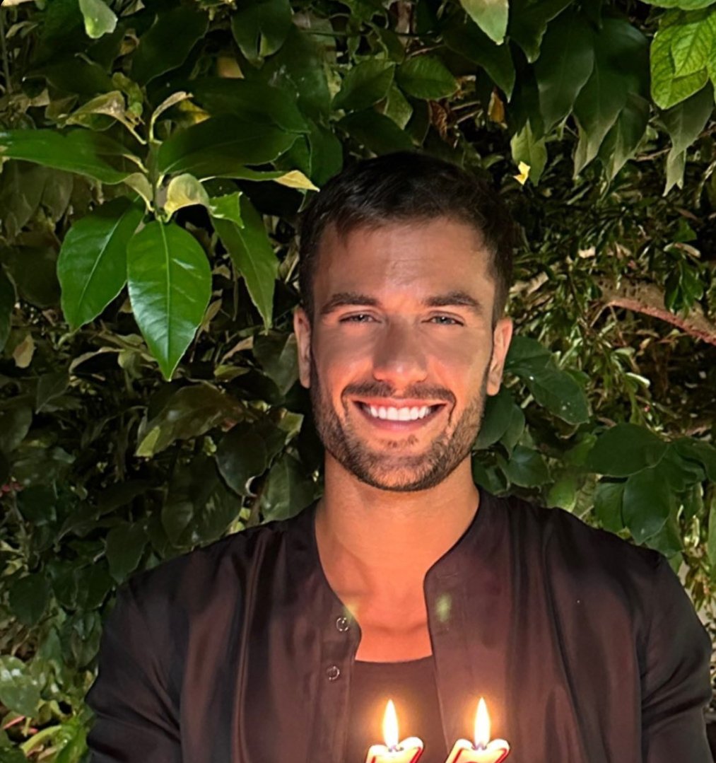 LauraA935's tweet photo. Buon Compleanno Pier 🥂🍾🎂 🥳 Ti auguro di continuare ad accumulare successi e di essere felice sempre più con la tua Giulia che aspetta il vostro baby P e con il piccolo Leo. Ti meriti il mondo ♥️♥️♥️🧿🍀🧿🍀
#hbdPier #pierpaolopretelli #prelemi https://t.co/Ep5Zy8eB86