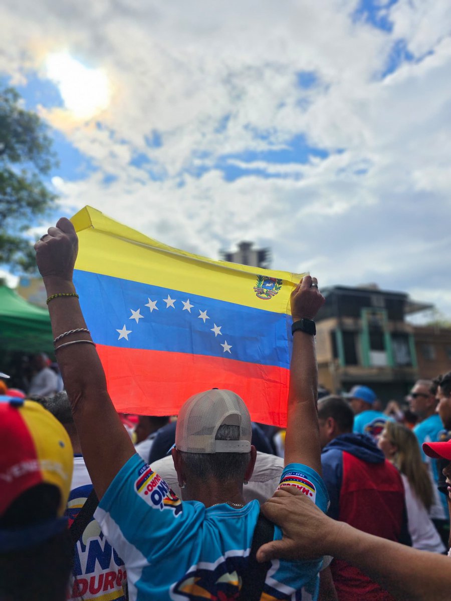 AliErnesto32's tweet photo. ¡Gran Marcha en defensa de la Patria!

Junto al pueblo venezolano nos movilizamos por las calles de Caracas para defender nuestra voluntad, para defender a nuestro Gallo Pinto.

El país eligió al candidato @NicolasMaduro, como presidente de la República.

 ¡No volverán! https://t.co/hw9xXOMuRJ