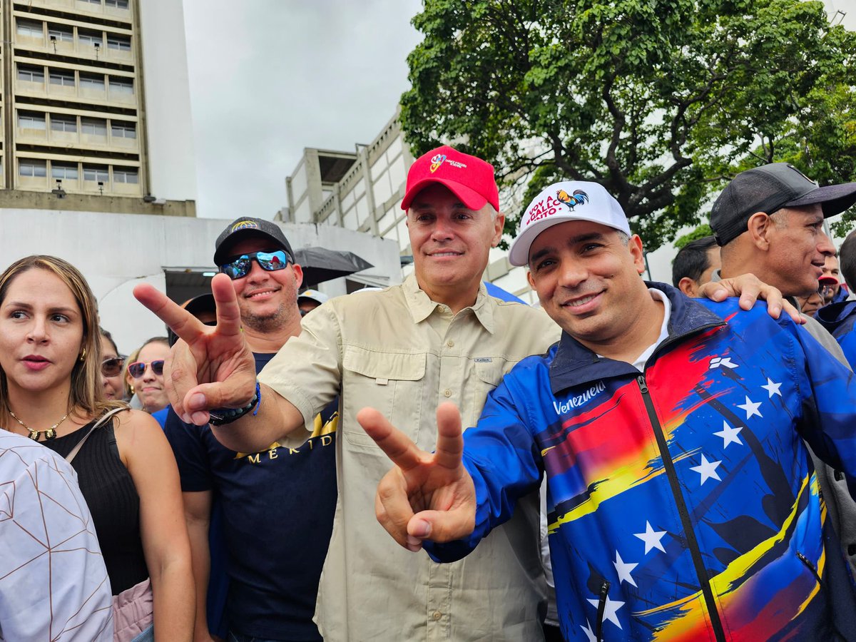¡Gran Marcha en defensa de la Patria!

Junto al pueblo venezolano nos movilizamos por las calles de Caracas para defender nuestra voluntad, para defender a nuestro Gallo Pinto.

El país eligió al candidato <a href="/NicolasMaduro/">Nicolás Maduro</a>, como presidente de la República.

 ¡No volverán!