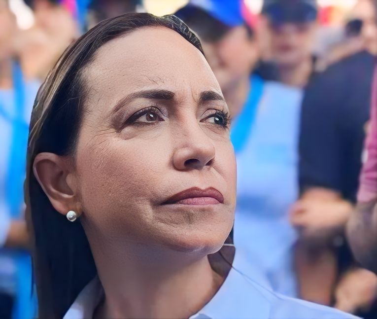 eltoquecom's tweet photo. 🚨 El régimen de Nicolás Maduro intensifica la ofensiva contra la oposición en Venezuela 

Fuentes diplomáticas afirman que se ha firmado una orden de arresto contra María Corina Machado, líder opositora y respaldo de la candidatura presidencial de Edmundo González Urrutia. La orden habría sido firmada por altos funcionarios judiciales, incluida la presidenta del Circuito Judicial del Área Metropolitana de Caracas, y se especula que será ejecutada por el Tribunal Segundo de Terrorismo.

Desde el oficialismo, Jorge Rodríguez y Diosdado Cabello han hecho llamados públicos para el encarcelamiento de Machado y González Urrutia. Los acontecimientos se suman a los recientes secuestros de líderes opositores (Freddy Superlano, Rafael Sivira, Nelson Merino y Ricardo Estévez).

Aunque el entorno cercano a Machado en Caracas afirma desconocer la existencia de un operativo para su detención, la tensión política en Venezuela alcanza nuevos niveles.

Además, la Guardia Nacional Bolivariana (GNB) detuvo este martes a los hermanos Ronaldo y Moisés Aldana en el sector Bello Campo de Caracas. Ambos jóvenes participaron como testigos y coordinadores de mesa en las recientes elecciones del 28 de julio. Ronaldo Aldana, además, es conocido por su papel como dirigente juvenil del Partido Primero Justicia. Las circunstancias y motivos de estas detenciones aún no han sido esclarecidos por las autoridades.

#LaHoraDeVenezuela