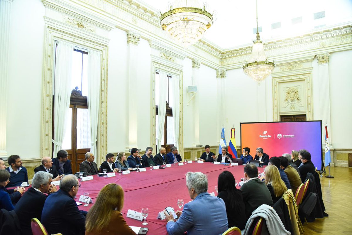 Junto al Gobernador de la Provincia <a href="/maxipullaro/">Maximiliano Pullaro</a> y al Intendente de la ciudad <a href="/pablojavkin/">Pablo Javkin</a> recibimos al ex Alcalde de Medellín <a href="/sergio_fajardo/">Sergio Fajardo</a>, reconocido por su enfoque en la innovación y el desarrollo sostenible. 

Fajardo visita #Rosario para compartir su experiencia en la