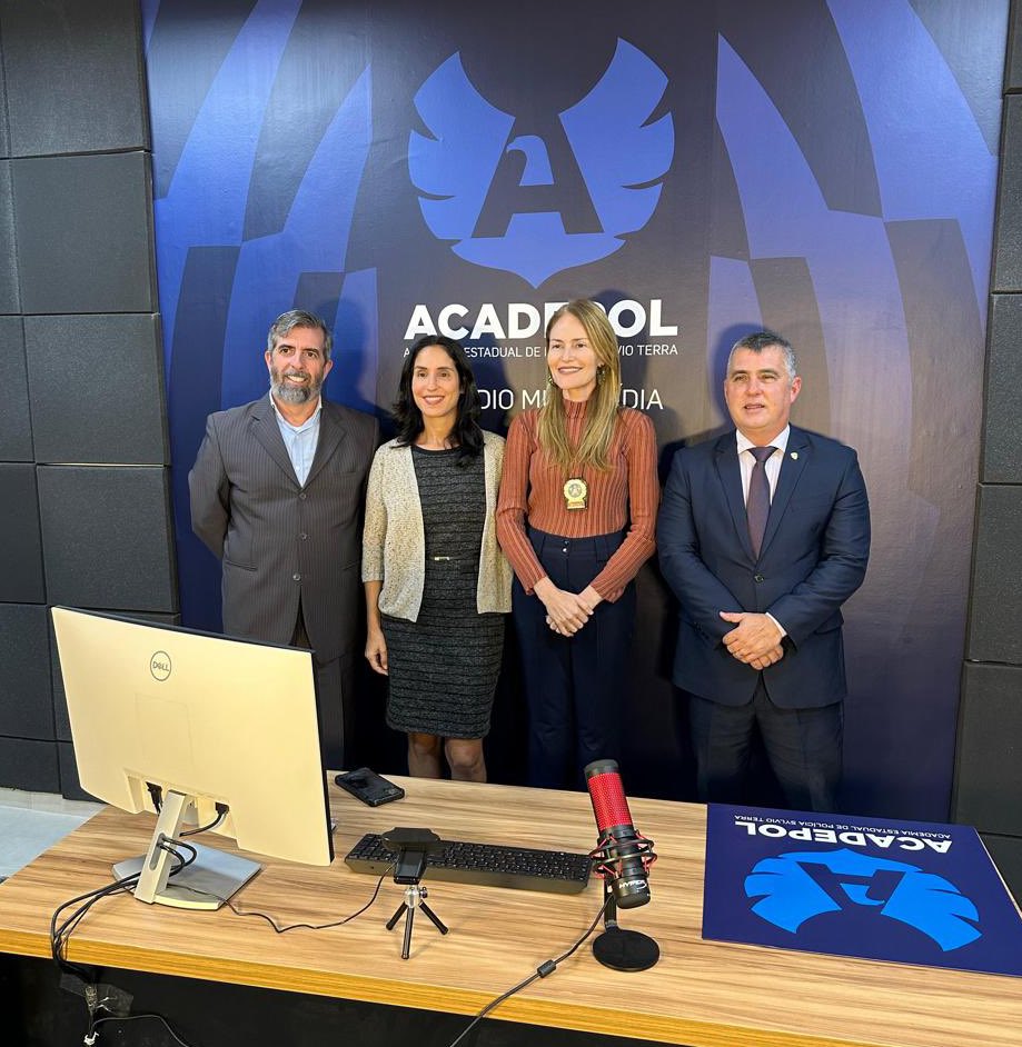 PCERJ's tweet photo. A #Acadepol inaugurou, nesta terça-feira (30/07), um novo estúdio multimídia, destinado à gravação de videoaulas e atividades de interesse institucional.

O projeto foi executado com apoio do Ministério Público do Trabalho e da #Faepol 

Confira 👉 https://t.co/xomGKoapxF https://t.co/LkI3lxGsHj