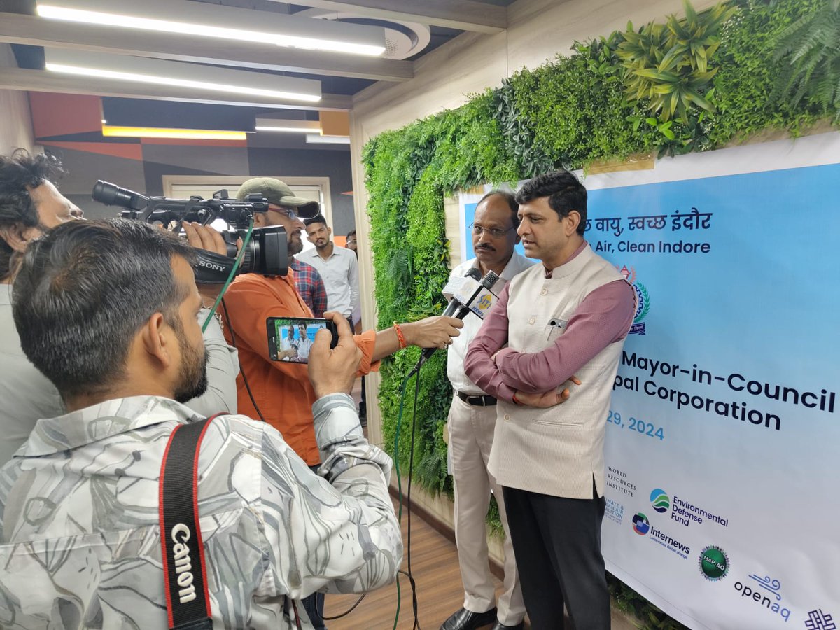 CleanAirCAC's tweet photo. Indore Mayor @advpushyamitra briefed on plans for a new cross-sector initiative to address air pollution - the Indore Clean Air Coalition - launches Thursday. Join us: https://t.co/7VwVaK9FWc
#CleanAirCleanIndore @usaid_india @USAIDEnviro @EDFCleanAir @WRIIndia @SwachhIndore https://t.co/TEPPEpSZlm