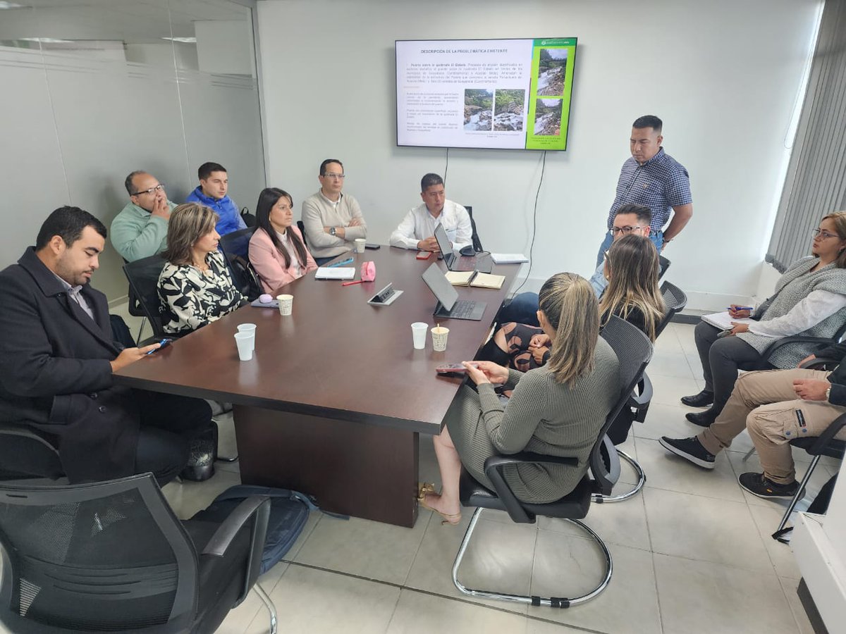 RiesgosCundi's tweet photo. 🤝 Realizamos mesa de trabajo con el SDGRD del #Meta y el @ICCUGOB para coordinar acciones conjuntas de reducción correctiva en #Guayabetal, #Quetame, #Fomeque, #ElCalvario y #SanJuanito. ¡Trabajando por nuestras comunidades! #Cundinamarca #Meta https://t.co/zX8IYCIjre