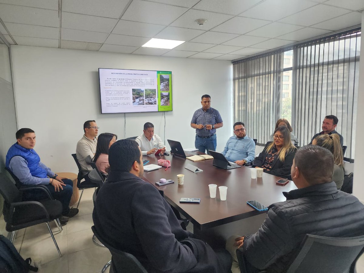RiesgosCundi's tweet photo. 🤝 Realizamos mesa de trabajo con el SDGRD del #Meta y el @ICCUGOB para coordinar acciones conjuntas de reducción correctiva en #Guayabetal, #Quetame, #Fomeque, #ElCalvario y #SanJuanito. ¡Trabajando por nuestras comunidades! #Cundinamarca #Meta https://t.co/zX8IYCIjre