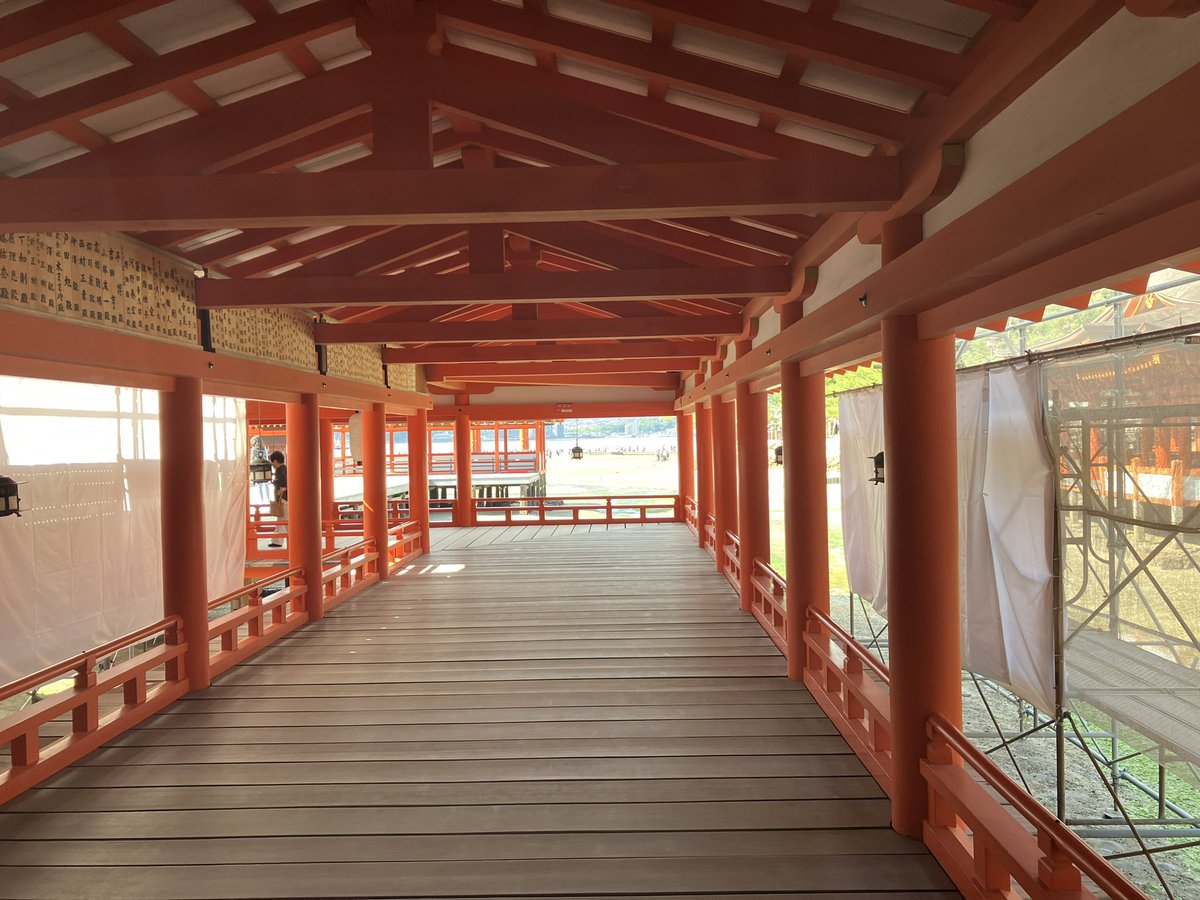 usakichi_net's tweet photo. 嚴島神社、海上に浮かぶ美しい寝殿造りですね。
宮島全体がご神体なので、ご神体を傷つけないようにとのこから海上に建てられたのだそうです。
推古天皇元年に創建され、その後、平清盛が寝殿造りの海上社殿を造営したといわれています。 https://t.co/6nevkKEZan
