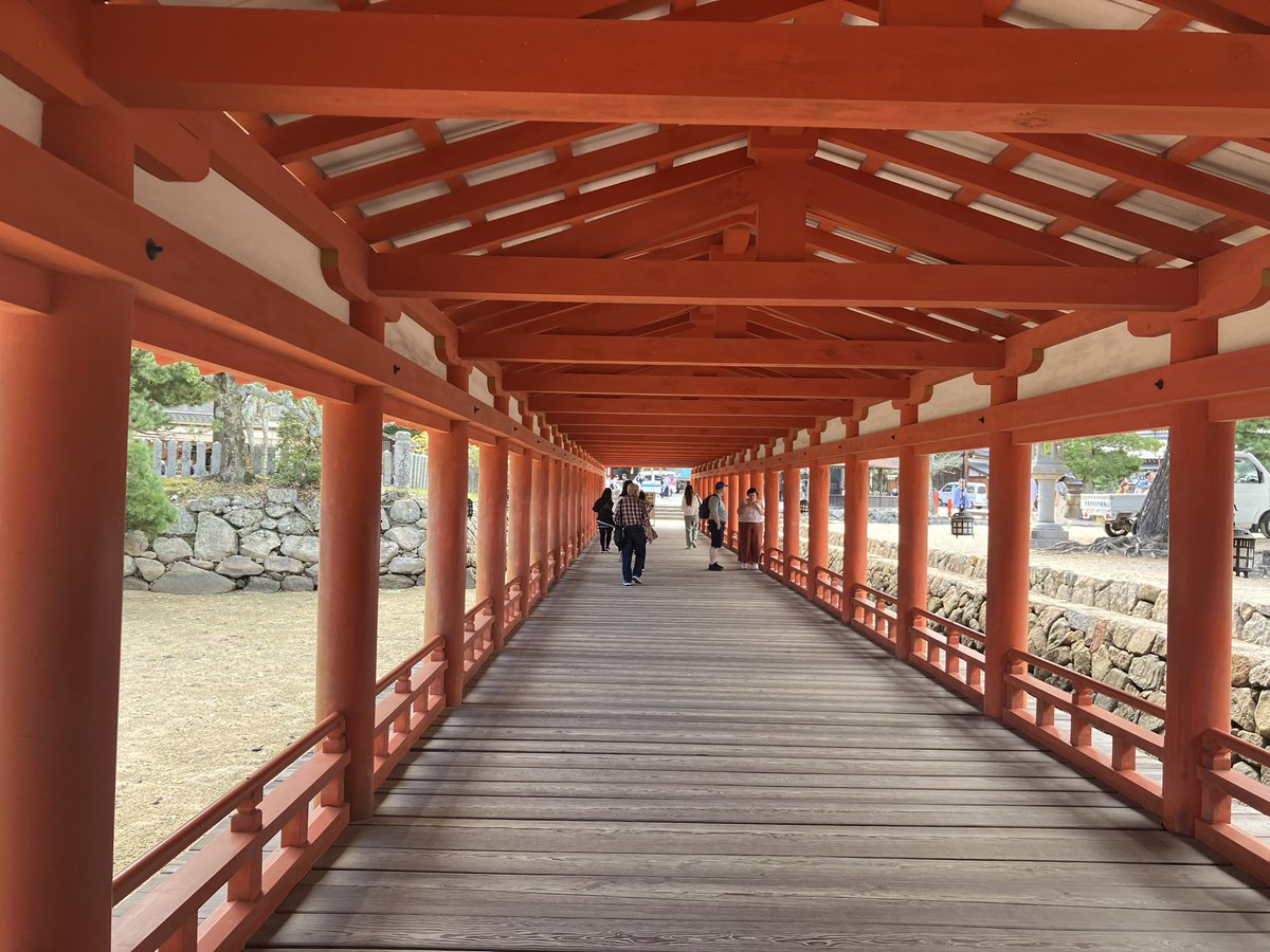 usakichi_net's tweet photo. 嚴島神社、海上に浮かぶ美しい寝殿造りですね。
宮島全体がご神体なので、ご神体を傷つけないようにとのこから海上に建てられたのだそうです。
推古天皇元年に創建され、その後、平清盛が寝殿造りの海上社殿を造営したといわれています。 https://t.co/6nevkKEZan