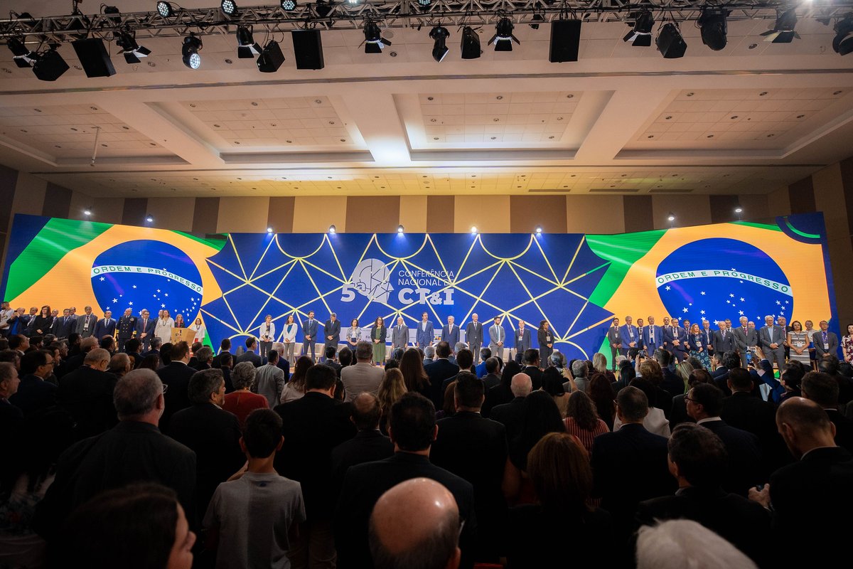 Na abertura da 5CNCTI, <a href="/LulaOficial/">Lula</a> destaca o dia histórico para a ciência do país. Depois de 14 anos, Governo Federal promove debates para a formação de políticas para os próximos 10 anos; Lula recebe o Plano de Inteligência Artificial.

SAIBA MAIS gov.br/mcti/pt-br/aco…