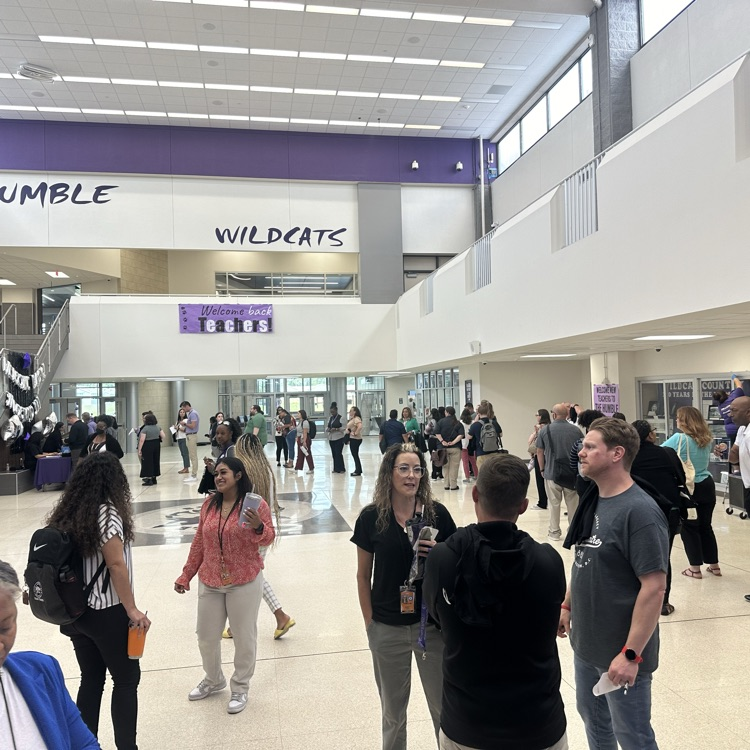 HumbleISD_HHS's tweet image. Welcome back, HHS staff! 

Huge thanks to our student organizations for giving us a warm Wildcat welcome. Excited to kick off the year with you all. 

We&apos;re #LockedIn on BIG things for Humble High School! Let&apos;s make this year incredible! 

#WildcatPride🐾💜🐾