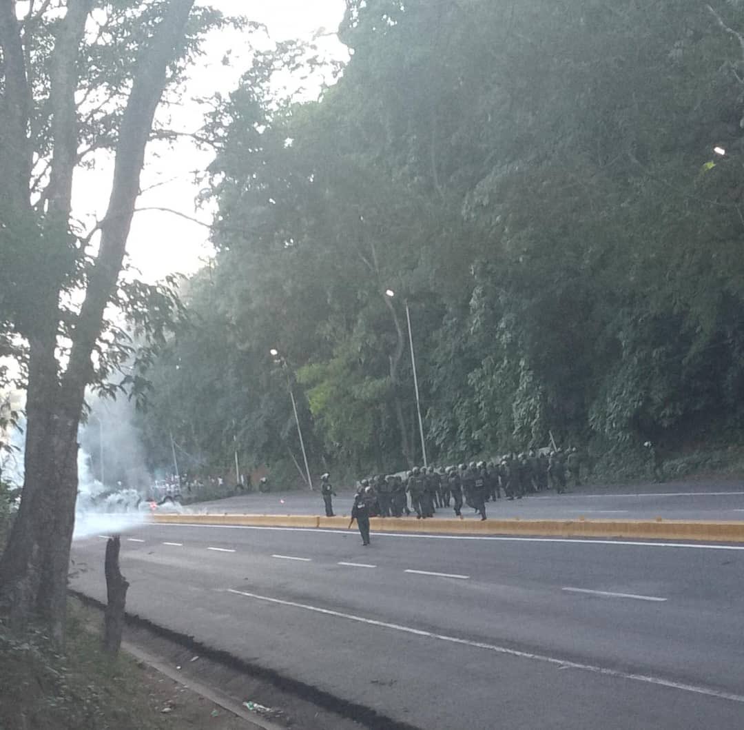 victoria1039fm's tweet photo. (06:51pm) >> #ARC en #Miranda, situación irregular mantiene el paso cerrado a la altura de #Paracotos en ambos sentidos, por protesta ciudadana. Reportan presencia de efectivos militares en el lugar. #InfoVial https://t.co/oUFfd6o0Lk