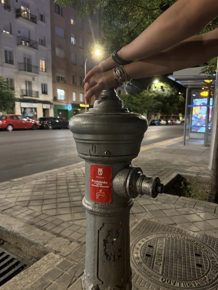 Deseando que llegue el calor a ver si <a href="/AlmeidaPP_/">José Luis Martínez-Almeida</a> puede abrir por fin las fuentes públicas sin temor a las heladas!
(Avenida de Filipinas, frente al acceso del Centro Deportivo Municipal Vallehermoso).
c/c <a href="/FuentesDeMadrid/">Fuentes de agua para beber</a>