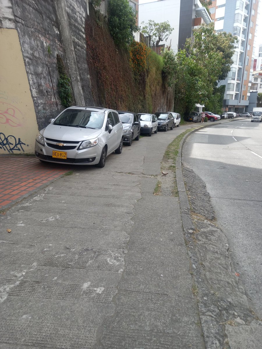 Que era solo por el partido del Once Caldas, nos decían. Pero este andén se lo toman todos los días estos vehículos. Hacen creer que nos alcanza con un pedacito para pasar. Deberían estacionar sobre la calzada, alcanza con un solo carril para pasar. <a href="/SecMovilidadMzl/">Secretaría de Movilidad de Manizales</a>