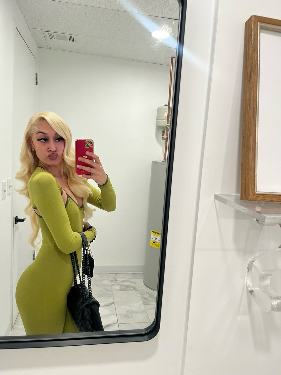 prettygalhanna's tweet photo. blondes definitely have more fun🫧 https://t.co/1Io6at0Oac