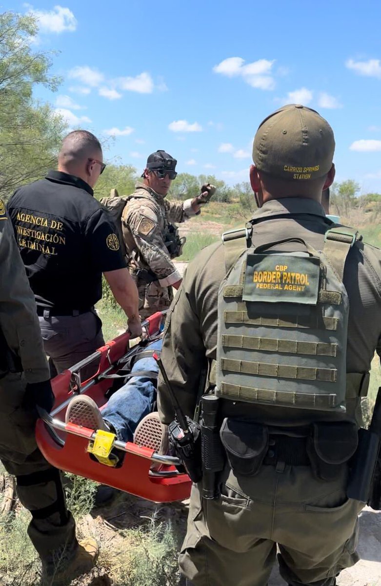 k911noticias's tweet photo. Reunión de Seguridad Fronteriza en Del Rio: Estrategias Conjuntas para Combatir la Trata de Personas y Proteger Derechos Humanos

Del Rio, Texas - En un esfuerzo por fortalecer la seguridad en la frontera entre México y Estados Unidos, el Fiscal General de Coahuila, Dr. Gerardo Márquez Guevara, encabezó una reunión clave que reunió a diversas autoridades y representantes de países centroamericanos. El evento, presidido por el Jefe de la Patrulla Fronteriza del Sector Del Rio, tuvo lugar con la participación del Titular de la Agencia de Investigación Criminal de Coahuila, así como del Fiscal de Personas Desaparecidas.

La reunión también contó con la presencia de los cónsules de Guatemala y El Salvador, el Sheriff del Condado de Dimmit, la Coordinadora del Programa de Desaparecidos de Del Rio, el Capitán del Grupo de Fuerza Especiales y el Mayor del Grupo de enlace de la Patrulla Fronteriza de Del Rio. Este encuentro marcó un paso significativo en la colaboración entre las diferentes agencias y gobiernos para abordar problemas críticos en la región.

Durante el evento, se discutieron estrategias efectivas para la prevención del delito de trata de personas y la protección de los derechos humanos de los migrantes. Las autoridades enfatizaron la importancia de la cooperación en la vigilancia fronteriza, el intercambio de información y la creación de programas que garanticen la seguridad en ambos lados de la frontera.

El Dr. Márquez Guevara destacó que “la seguridad no solo se mide en términos de control, sino también en la protección de las vidas y derechos de las personas que cruzan nuestras fronteras en busca de mejores oportunidades”. La reunión busca establecer un marco de trabajo conjunto que permita enfrentar los desafíos que presenta la migración en la región.

Los esfuerzos conjuntos entre las autoridades de Coahuila y las agencias estadounidenses son un paso importante hacia la creación de un entorno más seguro y humano para todos los migrantes, reafirmando el compromiso de proteger los derechos humanos y prevenir la trata de personas.

Este encuentro refleja la necesidad urgente de acciones coordinadas para enfrentar la complejidad de la migración y la seguridad fronteriza, un tema que sigue siendo prioritario en la agenda de ambos países.