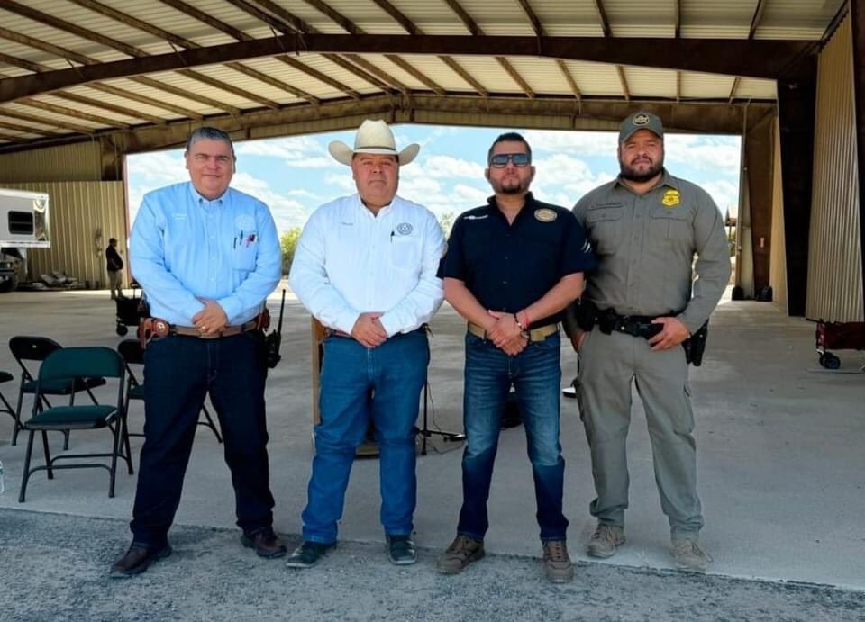 k911noticias's tweet photo. Reunión de Seguridad Fronteriza en Del Rio: Estrategias Conjuntas para Combatir la Trata de Personas y Proteger Derechos Humanos

Del Rio, Texas - En un esfuerzo por fortalecer la seguridad en la frontera entre México y Estados Unidos, el Fiscal General de Coahuila, Dr. Gerardo Márquez Guevara, encabezó una reunión clave que reunió a diversas autoridades y representantes de países centroamericanos. El evento, presidido por el Jefe de la Patrulla Fronteriza del Sector Del Rio, tuvo lugar con la participación del Titular de la Agencia de Investigación Criminal de Coahuila, así como del Fiscal de Personas Desaparecidas.

La reunión también contó con la presencia de los cónsules de Guatemala y El Salvador, el Sheriff del Condado de Dimmit, la Coordinadora del Programa de Desaparecidos de Del Rio, el Capitán del Grupo de Fuerza Especiales y el Mayor del Grupo de enlace de la Patrulla Fronteriza de Del Rio. Este encuentro marcó un paso significativo en la colaboración entre las diferentes agencias y gobiernos para abordar problemas críticos en la región.

Durante el evento, se discutieron estrategias efectivas para la prevención del delito de trata de personas y la protección de los derechos humanos de los migrantes. Las autoridades enfatizaron la importancia de la cooperación en la vigilancia fronteriza, el intercambio de información y la creación de programas que garanticen la seguridad en ambos lados de la frontera.

El Dr. Márquez Guevara destacó que “la seguridad no solo se mide en términos de control, sino también en la protección de las vidas y derechos de las personas que cruzan nuestras fronteras en busca de mejores oportunidades”. La reunión busca establecer un marco de trabajo conjunto que permita enfrentar los desafíos que presenta la migración en la región.

Los esfuerzos conjuntos entre las autoridades de Coahuila y las agencias estadounidenses son un paso importante hacia la creación de un entorno más seguro y humano para todos los migrantes, reafirmando el compromiso de proteger los derechos humanos y prevenir la trata de personas.

Este encuentro refleja la necesidad urgente de acciones coordinadas para enfrentar la complejidad de la migración y la seguridad fronteriza, un tema que sigue siendo prioritario en la agenda de ambos países.