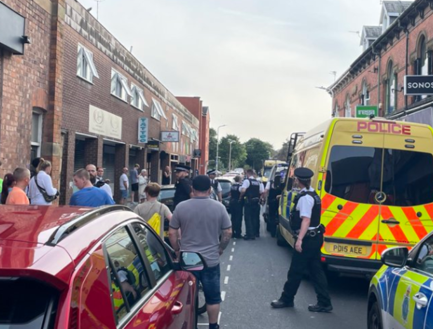 Click_Romania's tweet image. O dubă a poliției a luat foc în urma unor confruntări ce au avut loc la moscheea din #Southport #Anglia 

clickromania.co.uk/o-duba-a-polit…