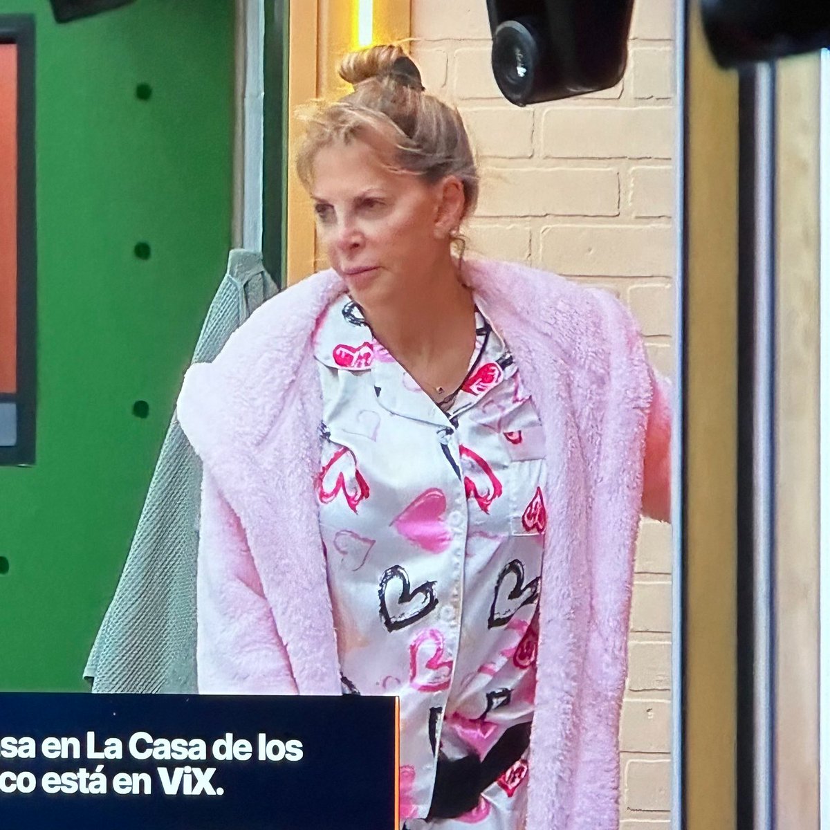 Yo desayunando frente a la taza que dice ''Ríe, sueña, ama'':