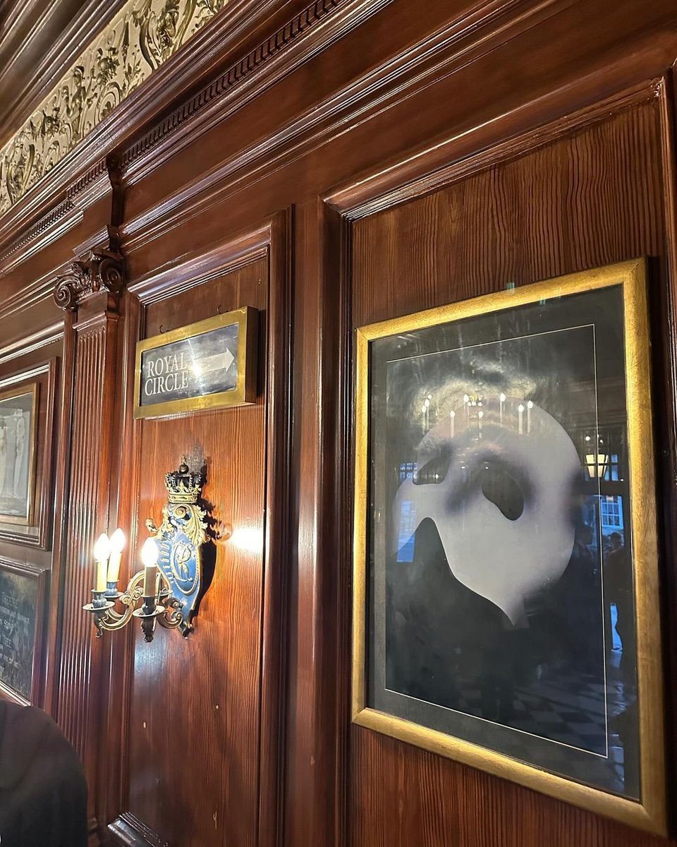 Ujungs, envision a relaxing vacation in a lovely artistic fantasy. ❀ My favorite tune plays softly in the background, interspersed with the rustle of pages from my favorite book. ੈ📚