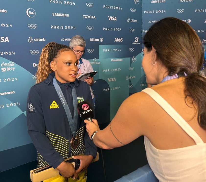 claalbuquerque's tweet image. Alguém pode tirar a senhora da foto pra mim?