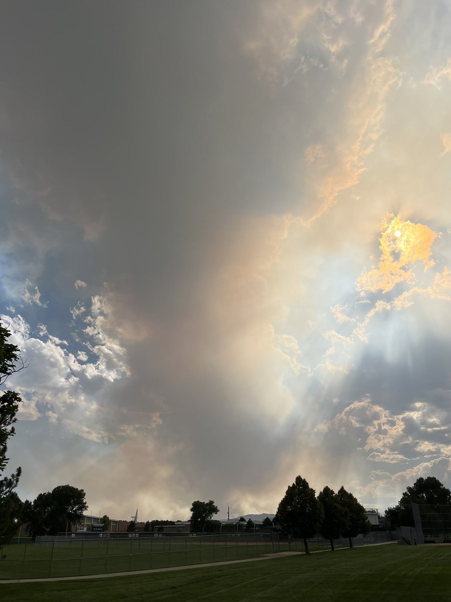 #AlexanderFire near Fort Collins High School. Stay safe friends, and please evacuate with your animals where at all possible. 🐕🐈🐇🐎 #AlexanderMountainFire #FoCo #Loveland