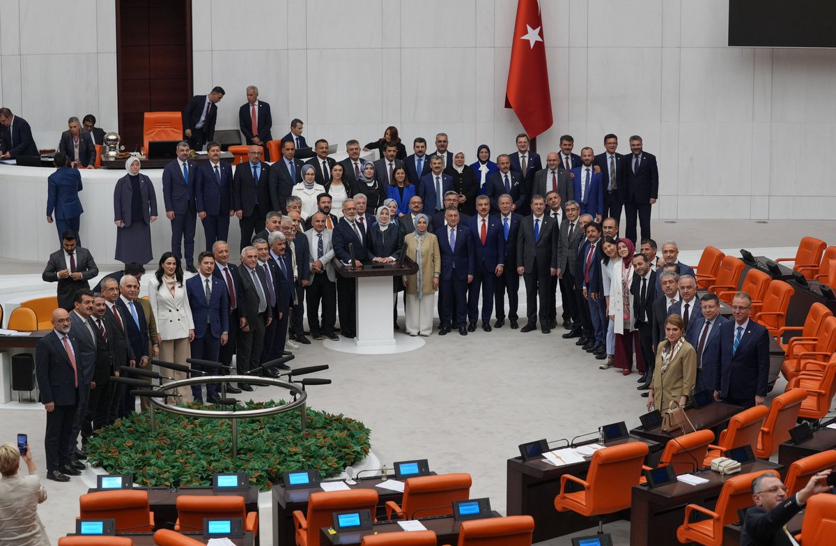 gizemguler's tweet photo. Olacağına hiç inanmasam da #YasayVetoEt 
Yaşamdan soğuttunuz bizi 
Nefret doldurdunuz kendinize, yobazlığınıza, umursamazlığınıza
Bu mirasınız siz ölseniz de bizim akıllarımızda kalacak. Çocuklarınıza, torunlarınıza unutturmayacağız
#BarinakÖlümDemek https://t.co/ISVWGxwWFR