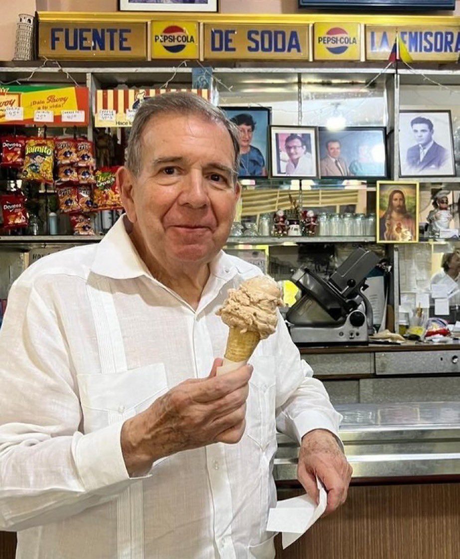 JoseRGuzman's tweet image. Yo si quiero un presidente que coma heladito.