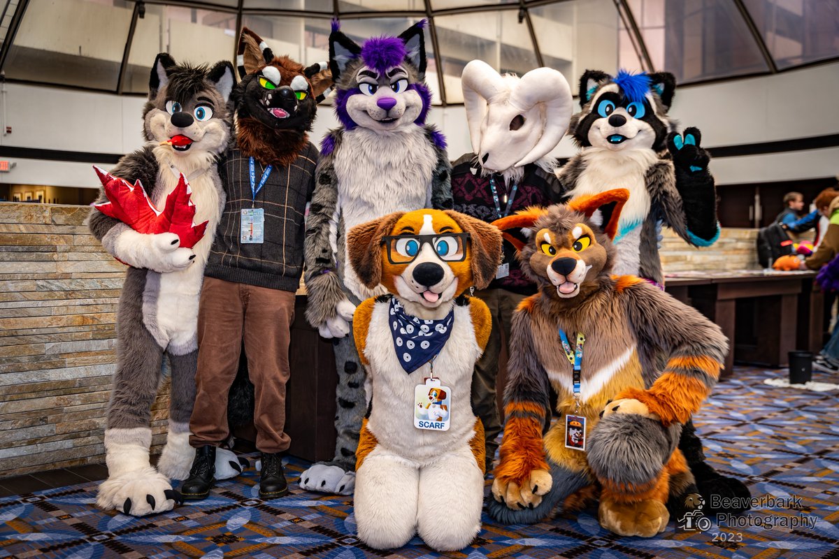 A throwback to #Furfest2023 featuring <a href="/CobaltDeCarrots/">Cobalt / Severite 🔜 FWA</a> <a href="/sclatelynx/">ƧCLΛTE 🔜</a> <a href="/niteskunk/">nite.bsky.social</a> and others!