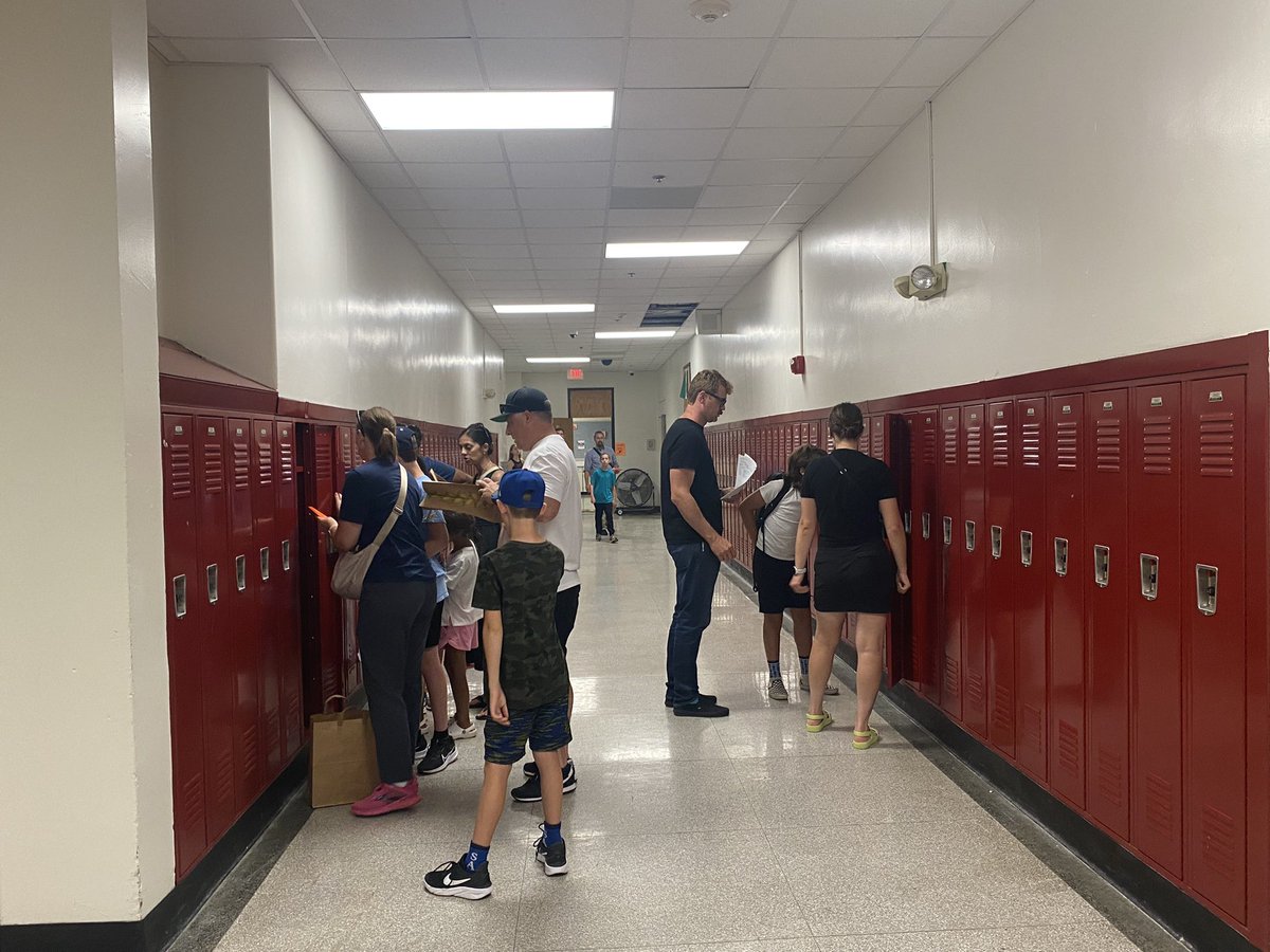 BangnSnouff's tweet photo. Back to School Night at @broadripplems!! Incredible evening welcoming students &amp; families! I had the joy of supporting @IPSSchools 6th graders! So many smiling faces as students walked the halls, met their teachers and practiced their locker combinations! #myips @APTRobinson https://t.co/mnt3Uhbudo