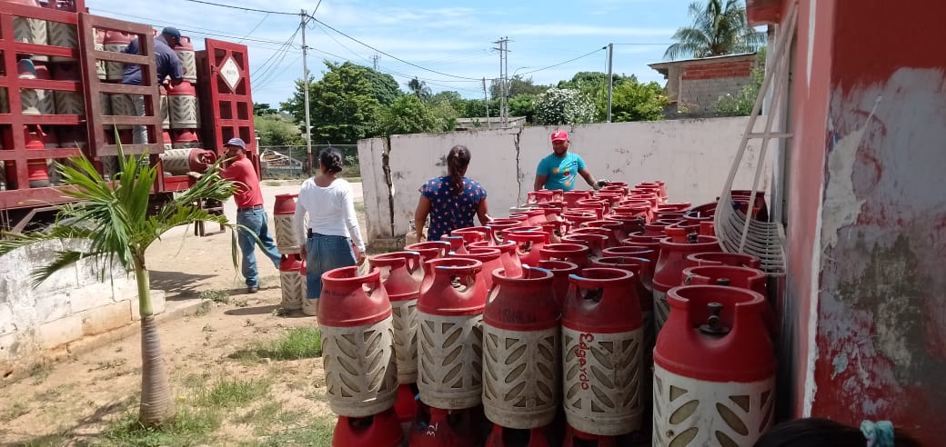 gas_comunalne's tweet photo. #30Julio || A través del 1x10 del Buen Gobierno implementado por nuestro Pdte @NicolasMaduro 3.426 de los municipios: 
●Goméz
●Península de Macanao

Fueron beneficiadas con jornadas de distribucion de GLP.

@TellecheaRuiz @JulioEnriqRojas @gas_comunal @Alessandrellove https://t.co/pKX8MWPsjh