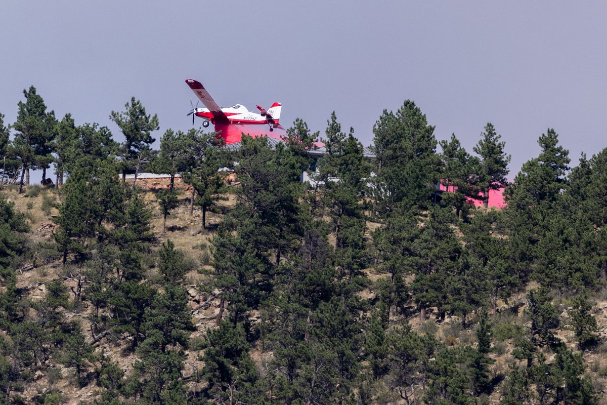 Reader Diego Malvar sent us this crazy photo of a plane getting up close trying to save a house on a ridge from the #StoneCanyonFire