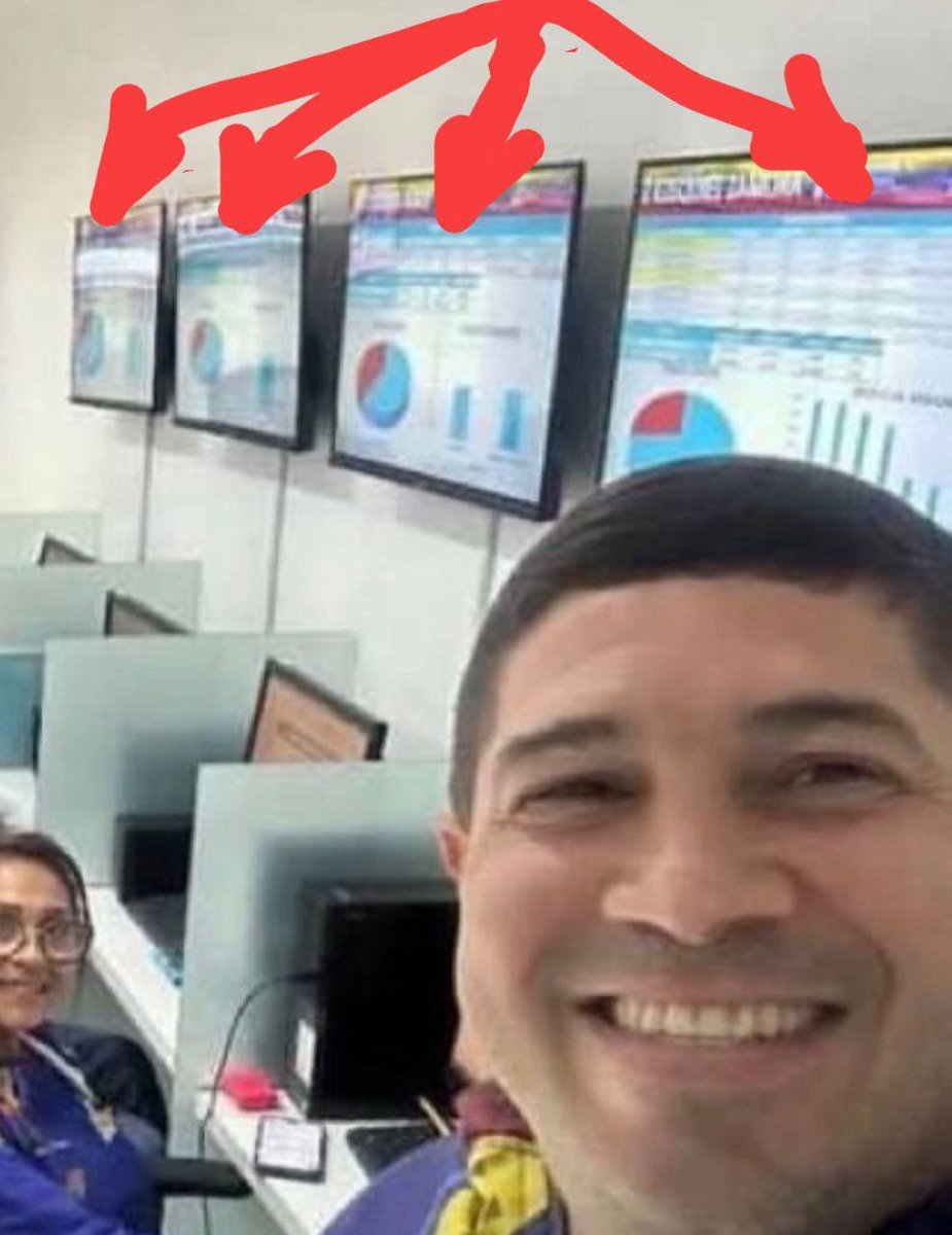 damadanoite14's tweet photo. Venezuela 🇻🇪 O rapaz que tirou a foto com as telas de votação (onde se vê que os votos favorecem Edmundo) foi sequestrado em sua casa na frente de sua família esta manhã e dizem que o mataram
 A família gravou o sequestro... https://t.co/kzXpkMERtl