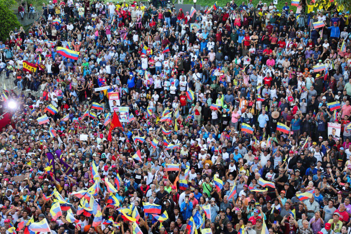 Presidente <a href="/NicolasMaduro/">Nicolás Maduro</a> desde el Balcón del Pueblo:

1. Ha vencido la paz sobre el fascismo.

2. María Corina Machado y Edmundo González contrataron criminales con antecedentes penales para cometer crímenes contra la nación.

3. Van casi mil detenidos y todos han confesado ser